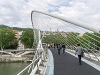 Weiter zu Fuß durch Bilbao, hier über die Fußgängerbrücke Puente Zubizuri aus dem Jahre 1997.